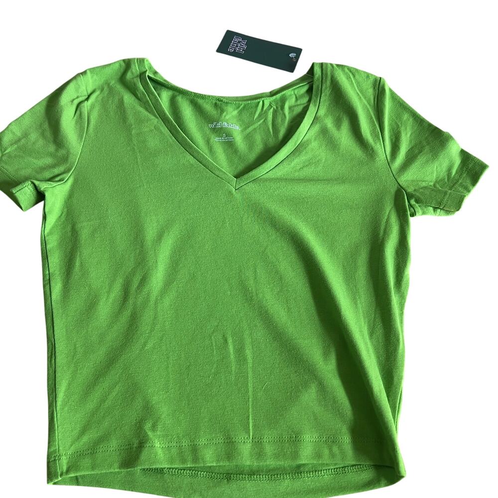 Wild Fable Women's Green Short Sleeve V-Neck Cropped T-Shirt - Medium - NWT